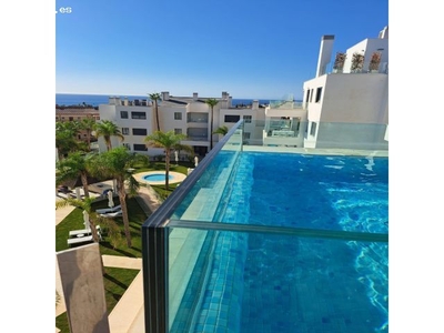 Precioso piso con piscina privada y vista al mar.