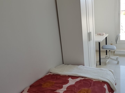 Se alquila habitación con terraza en piso de 4 dormitorios en Ríos Rosas
