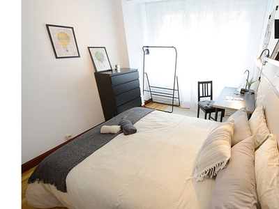 Se alquila habitación en piso de 5 dormitorios en Deusto, Bilbao