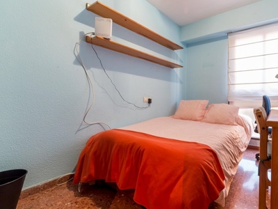 Acogedora habitación en un apartamento de 5 dormitorios en Algirós, Valencia