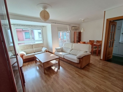 Alquiler de piso en calle Luis del Valle de 2 habitaciones con terraza y muebles