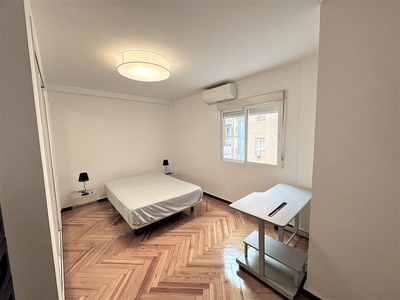 Alquiler de piso en Embajadores - Lavapiés de 2 habitaciones con terraza y muebles