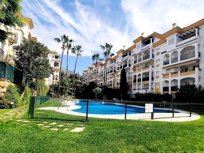 Alquiler de piso en Lomas de Marbella Club - Puente Romano de 3 habitaciones con terraza y piscina