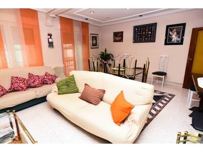 Alquiler de piso en Plaza España - Villa Pilar - Reyes Católicos - Vadillos de 3 habitaciones con muebles y balcón
