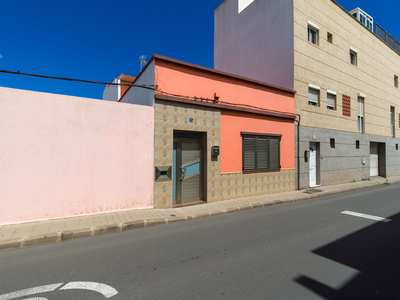 Amplia vivienda y terreno urbano en venta en Santidad Venta Juan XXIII Santidad