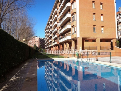 Ático en venta en paseo Menéndez Pelayo de 3 habitaciones con terraza y piscina