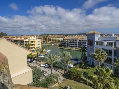 Ático en venta en Puerto de Sotogrande-La Marina de 3 habitaciones con terraza y piscina