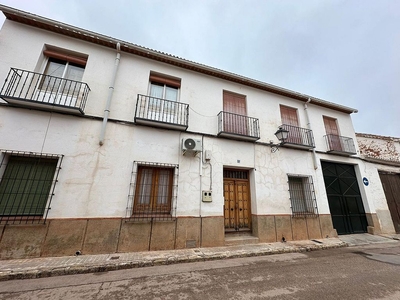 Ático en venta en Villanueva de los Infantes de 6 habitaciones con terraza y balcón