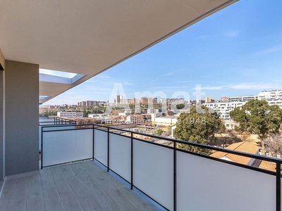 Piso en venta en Centre - Hospitalet de Llobregat, L´ de 3 habitaciones con terraza y piscina