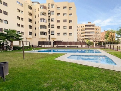 Piso en venta en Ciudad Jardín - Zoco de 2 habitaciones con piscina y garaje