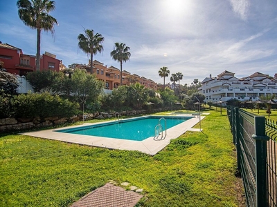 Piso en venta en La Alcaidesa de 3 habitaciones con terraza y piscina