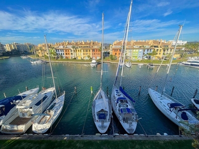 Piso en venta en Puerto de Sotogrande-La Marina de 4 habitaciones con terraza y piscina