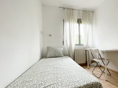 Se alquila habitación en piso de 4 habitaciones en Abrantes, Madrid