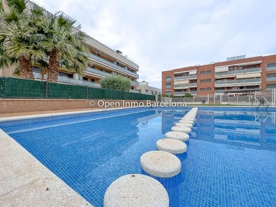 Venta de ático en avenida Barcelona de 4 habitaciones con terraza y piscina