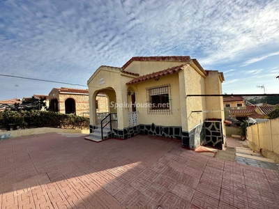 Villa independiente en venta en La Marina, Elche