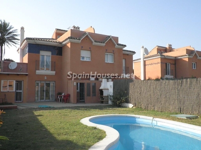Villa pareada en venta en Estepona
