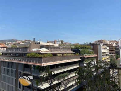 Alquiler ático con 4 habitaciones con ascensor, calefacción, aire acondicionado y vistas a la montaña en Barcelona