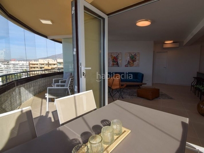 Apartamento con 2 habitaciones amueblado con ascensor, aire acondicionado, vistas al mar y vistas a la montaña en Fuengirola