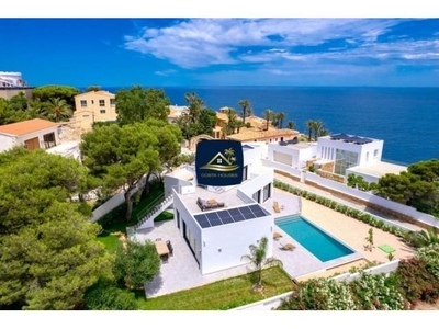En venta Moderna Villa de Lujo con Vistas al Mar y Orientación SUR en Javea
