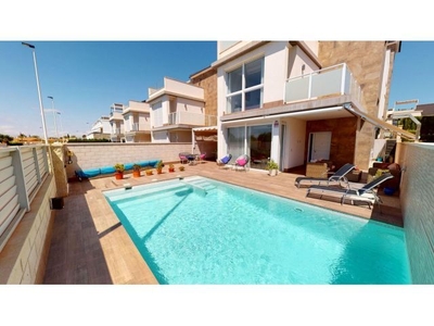 Villa independiente de 4 dormitorios con piscina privada en Torrevieja