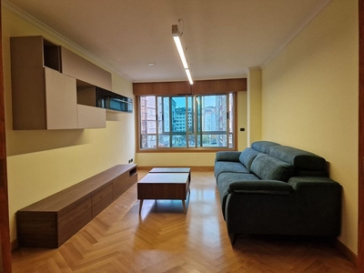 Alquiler de piso en Cuatro Caminos - Plaza de la Cubela de 3 habitaciones con garaje y muebles