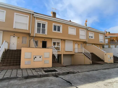 Casa adosada en venta en Calle Fuente La Bola en Cuéllar por 110,000 €