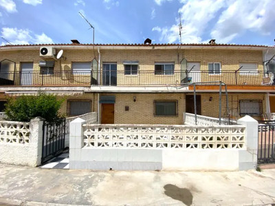 Casa en venta en Carrer de Sant Jaume, cerca de Carrer Piquet en Enguera por 85,000 €