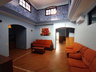 Piso en alquiler en San Bartolomé de Tirajana interior de 4 habitaciones con terraza y muebles