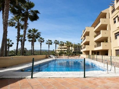 Piso en venta en Puerto de Sotogrande-La Marina de 2 habitaciones con terraza y piscina