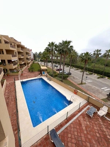 Piso en venta en Puerto de Sotogrande-La Marina de 2 habitaciones con terraza y piscina