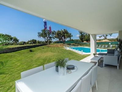 Piso en venta en Sotogrande Alto de 2 habitaciones con terraza y piscina