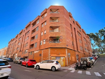 Venta de piso en calle Almendro de 4 habitaciones con terraza y garaje