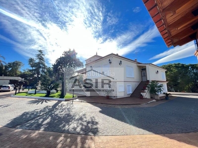 Alquiler chalet oportunidad!! excelente y único chalet en una increíble urbanización !! también con una segunda casa de invitados!!
bonito y único chalet en una increíble urbanización con una excelente ubicación y orientación. cuenta con una superfi en Alzira