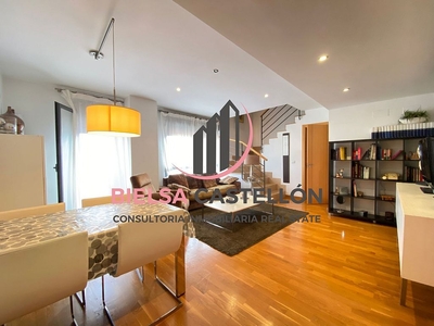 Alquiler de dúplex en Centro - Castellón de la Plana de 2 habitaciones con terraza y garaje