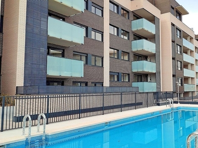 Alquiler de piso en calle Margarita Xirgú de 3 habitaciones con terraza y piscina