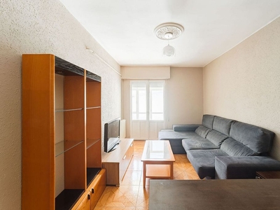 Alquiler de piso en calle Río Elorz de 3 habitaciones con terraza y muebles
