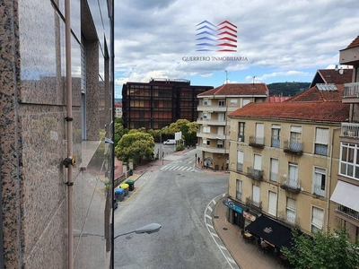 Alquiler de piso en Centro - Ourense de 3 habitaciones con garaje y muebles