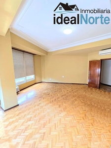 Alquiler de piso en Centro - Ourense de 3 habitaciones con garaje y balcón