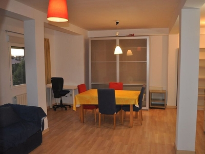 Alquiler de piso en Ezequiel González - Conde de Sepúlveda de 3 habitaciones con muebles y balcón