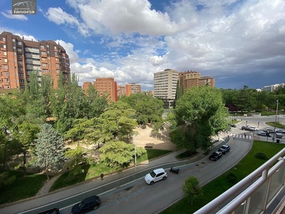 Alquiler de piso en Santa Cruz - Industria - Polígono Campollano de 4 habitaciones con muebles y balcón