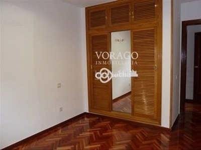 Alquiler piso con ascensor, parking, calefacción y aire acondicionado en Alcalá de Henares