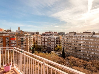 Ático con 4 habitaciones con ascensor, calefacción y aire acondicionado en Barcelona
