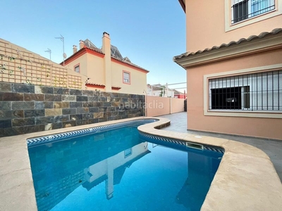 Casa pareada con 5 habitaciones con parking, piscina y aire acondicionado en Umbrete