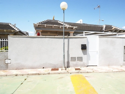 Chalet en venta en La Siesta, Torrevieja, Alicante