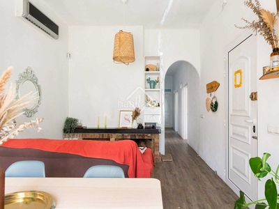 Chalet oportunidad para adquirir o construir una excelente casa a su gusto en una parcela llana a 2 minutos a pie de la playa en Castelldefels
