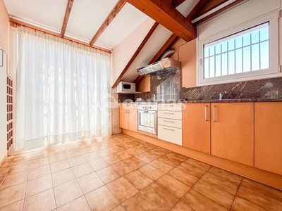 Chalet una gran casa con espacio para todo, un inmenso garaje de más de 200m2 y licencia turística. en Lloret de Mar