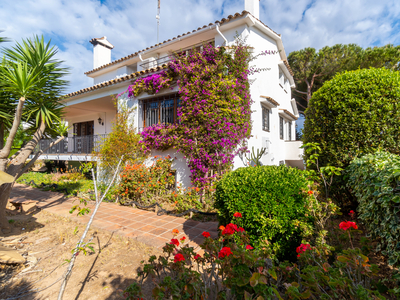En la zona de Port Roma, muy cercana a la playa, te presentamos esta bonita casa con jardín, con espacios amplios y con muchas curiosidades! Venta Creixell
