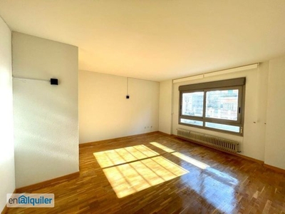 Estupendo piso sin amueblar, de 62 m2; 1 habitación; y terraza, próximo al metro Manuel Becerra