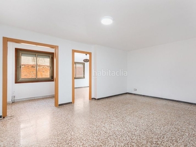 Piso con 3 habitaciones con aire acondicionado en Santa Coloma de Gramenet