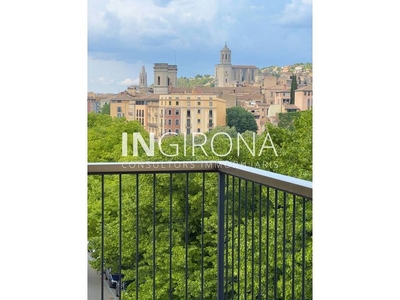 Piso en alquiler en Centre - Girona de 3 habitaciones con terraza y garaje